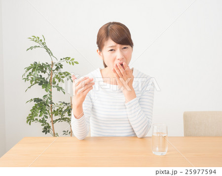 体温計を見て驚く女性 25977594