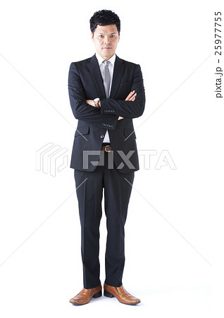 腕組みをするスーツ姿の男性の写真素材