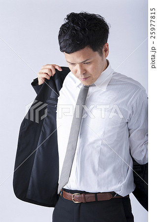ジャケットを羽織るビジネスマンの写真素材