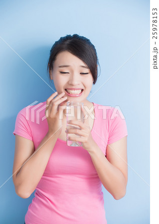 woman with sensitive teeth 25978153