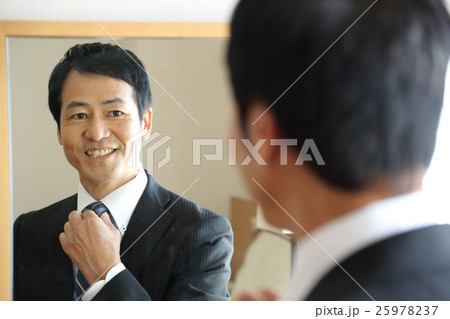 出勤前の笑顔のビジネスマン 25978237