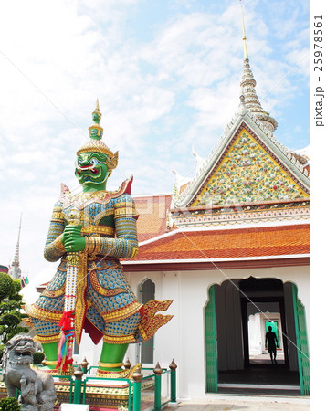 the WAT ARUN giants in BANGKOK, THAILAND the WAT ARUN giants in BANGKOK, THAILAND 25978561
