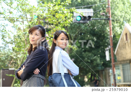 喧嘩する中学生とお母さん 喧嘩する中学生とお母さん 25979010