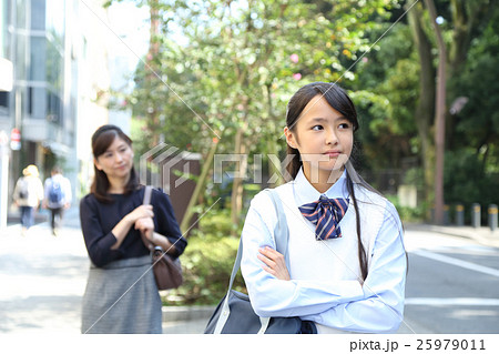 喧嘩する中学生とお母さんの写真素材