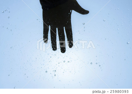 水中の手 25980393