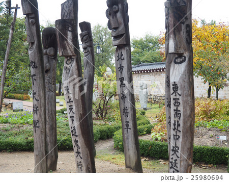 韓国　国立民族博物館　村の守り神 25980694