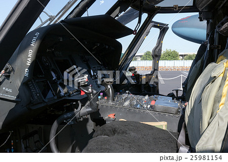 航空自衛隊 救難ヘリコプター UH-60J コックピット(左側から)の写真素材 [25981154] - PIXTA