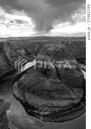 Horseshoe bend of the Colorado river 25981289