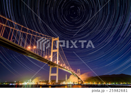 室蘭市の白鳥大橋と星の軌跡 室蘭市の白鳥大橋と星の軌跡 25982681