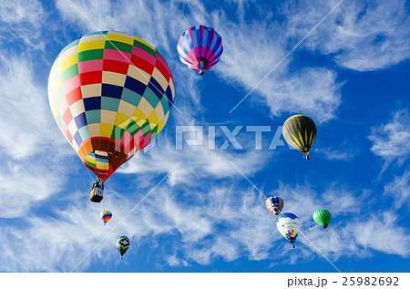 青空と熱気球 25982692