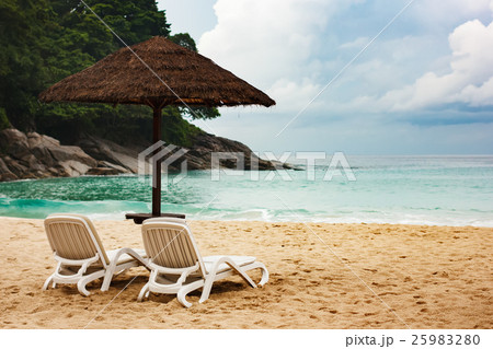 Summer vacation on sea coast or ocean beach 25983280