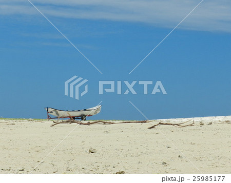 砂浜の小舟 25985177