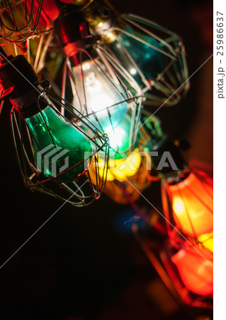 カラフルな電球 25986637