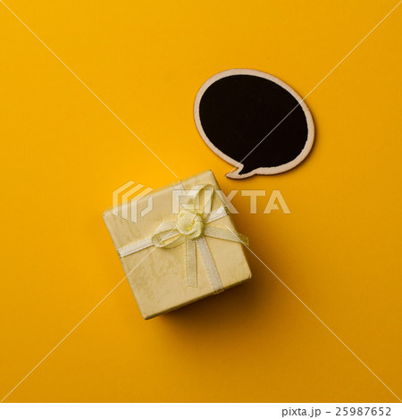 Concept little gift box with wooden speech bubble Concept little gift box with wooden speech bubble 25987652