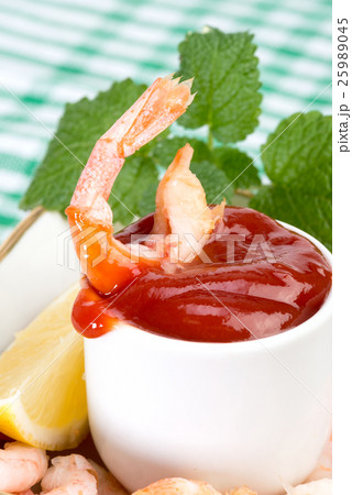 shrimp with tomato sauce 25989045
