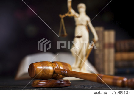 Mallet of the judge, justice scale 25989185