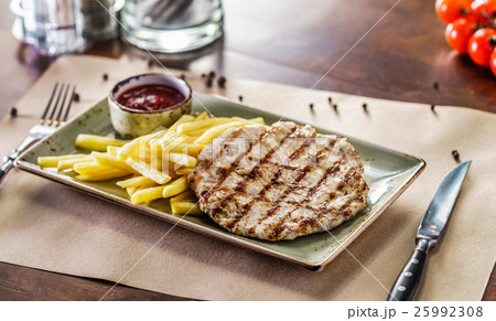 steak with potatoes 25992308