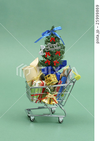 ショッピングカートとクリスマスツリー ショッピングカートとクリスマスツリー 25999869