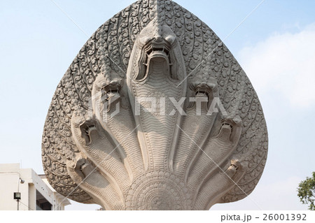 カンボジアのプノンペンにあるナーガで飾られた橋の欄干 カンボジアのプノンペンにあるナーガで飾られた橋の欄干 26001392