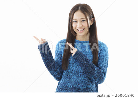 女性 若い女性 笑顔 かわいい 学生 大学生 カジュアル ポートレート の写真素材