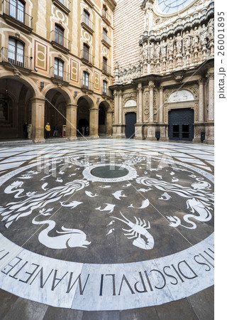 中庭の円状の模様越しにモンセラット修道院付属大聖堂を見る 中庭の円状の模様越しにモンセラット修道院付属大聖堂を見る 26001895