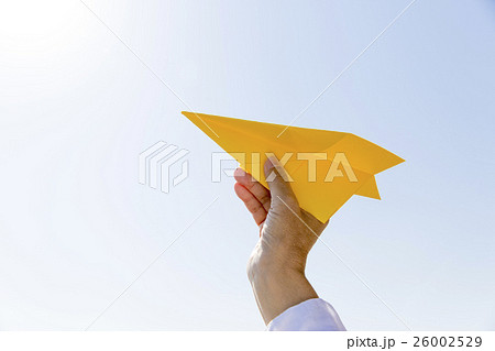 黄色の紙飛行機 26002529