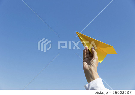 黄色の紙飛行機 26002537