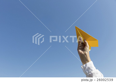 黄色の紙飛行機 26002539