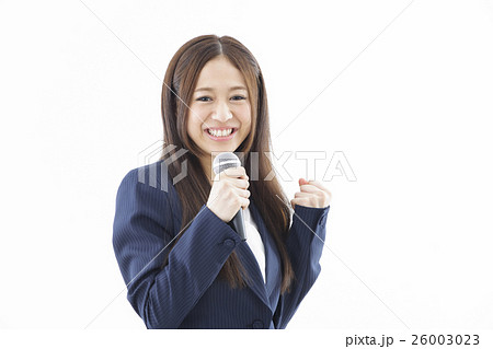 ビジネス　女性　司会　マイク　新入社員　ビジネスウーマン　 26003023