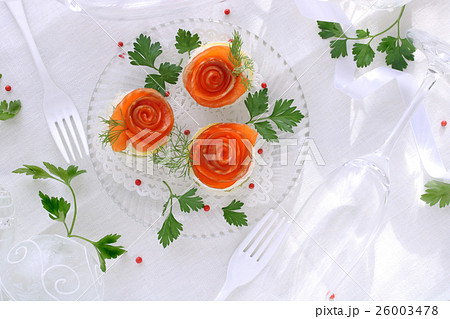 バラの形のサーモンのカナッペの写真素材