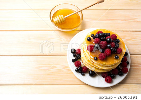Breakfast pancakes with honey and fresh berries Breakfast pancakes with honey and fresh berries 26005391
