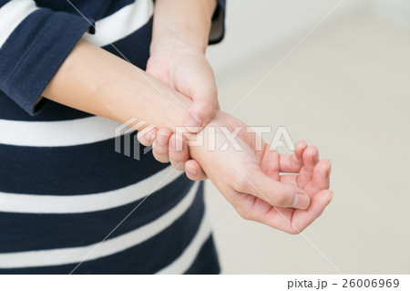 脈をはかる女性 脈をはかる女性 26006969