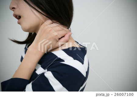 肩こりに悩む若い女性 26007100