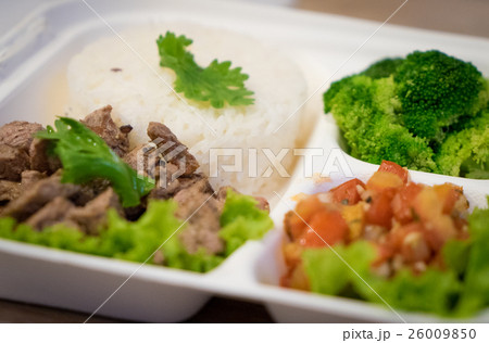Healthy Beef with vegetable in a take out box 26009850