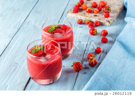 smoothie of strawberries and raspberries 26012119