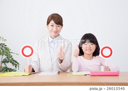 若い女性の家庭教師と小学生の女の子(○×棒) 若い女性の家庭教師と小学生の女の子(○×棒) 26013540