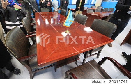 板門店 テーブルの中心線が韓国と北朝鮮の国境 板門店 テーブルの中心線が韓国と北朝鮮の国境 26015741