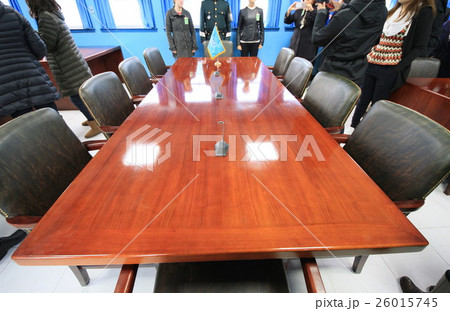 板門店 テーブルの中心線が韓国と北朝鮮の国境 板門店 テーブルの中心線が韓国と北朝鮮の国境 26015745