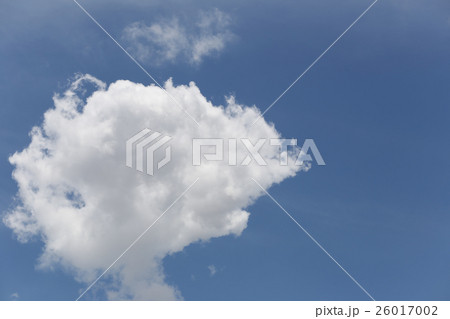 Cloud on blue sky in the daytime. 26017002