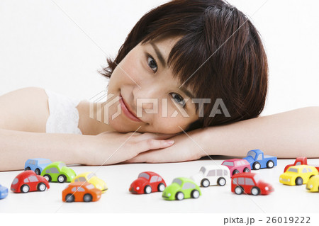 女性 若い女性 交通 自動車 車 保険 自動車保険 損害保険 かわいい 大学生の写真素材