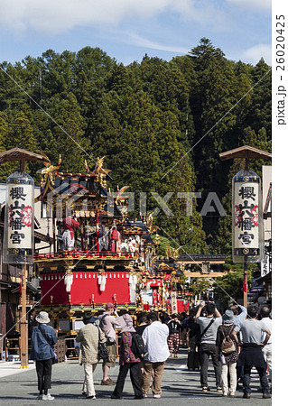 高山祭屋台曳き揃え 高山祭屋台曳き揃え 26020425