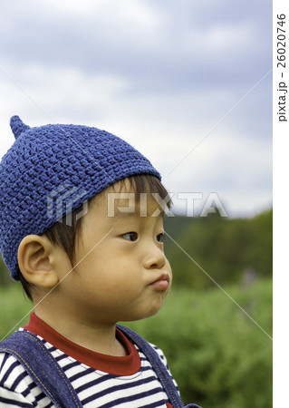 自然の中ではしゃぐ男の子 自然の中ではしゃぐ男の子 26020746