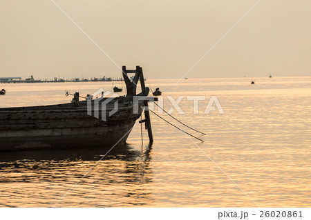 silhouette old boat sea sunset silhouette old boat sea sunset 26020861