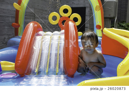 水遊びする男の子 水遊びする男の子 26020873