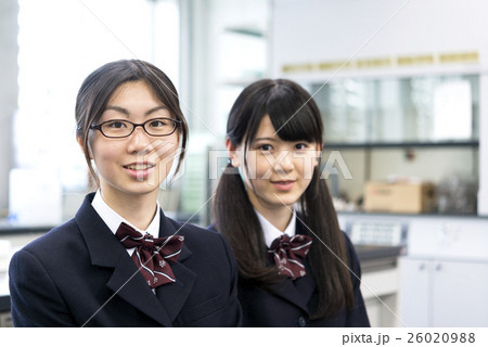 理科室で授業が始まるのを待つ女子高校生 26020988