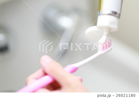 歯磨き (歯ブラシ 女性 衛生 洗面所 歯磨き粉 ライフスタイル 日常 ボディパーツ 顔無し) 26021180