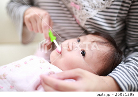 歯磨き 赤ちゃん (歯ブラシ ハミガキ ベビー 幼児 女の子 1才 1歳 親子 ママ デンタルケア) 歯磨き 赤ちゃん (歯ブラシ ハミガキ ベビー 幼児 女の子 1才 1歳 親子 ママ デンタルケア) 26021298