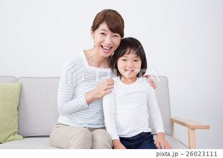 若い母親と小さな女の子の写真素材