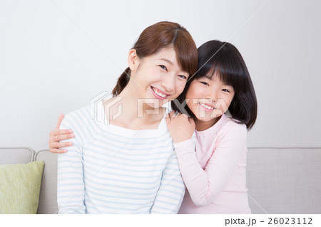 若い母親と小学生の女の子の写真素材