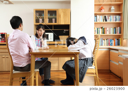 子どもの前で喧嘩する夫婦 子どもの前で喧嘩する夫婦 26023900